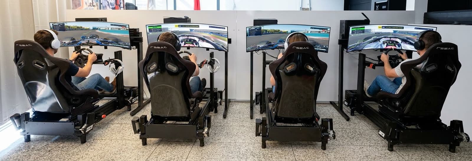 Quatre simulateurs Rseat en course sur le jeu Formula 1