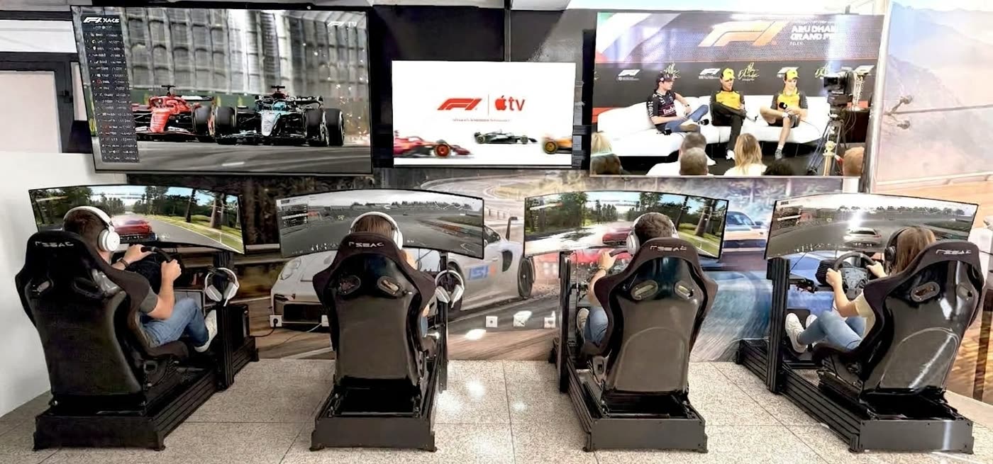 Quatre simulateurs Gran Turismo 7 devant les écrans de l'arena