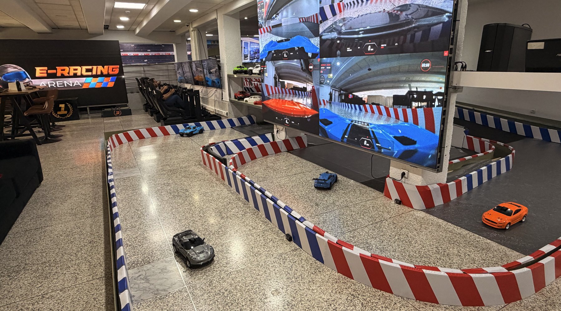 Le circuit de voitures radiocommandées de la zone Virtuel But Real